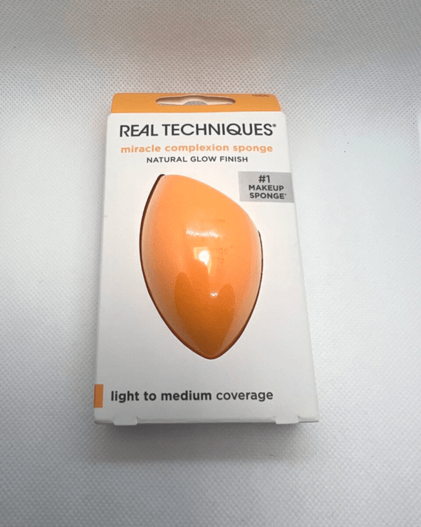 Real Techniques Miracle Complexion Sponge Natural Glow Finish Light to Medium Coverage